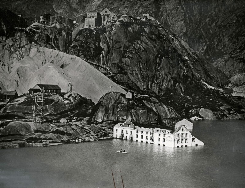Горный проход Гримзель и одноимённый отель в нём во время постройки дамбы, благодаря которой получится и озеро с таким же названием. Сам отель будет затоплен и перестроен выше по склону. Швейцария, 1933 год