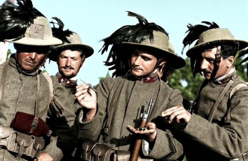 Зачем элитные итальянские стрелки уже более 100 лет носят чёрные перья на головных уборах?