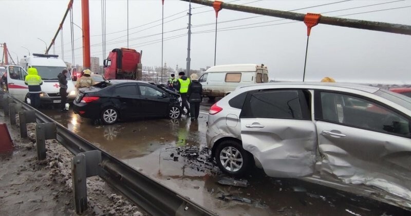 Авария дня. Автомобилистка устроила ДТП на мосту в Архангельске