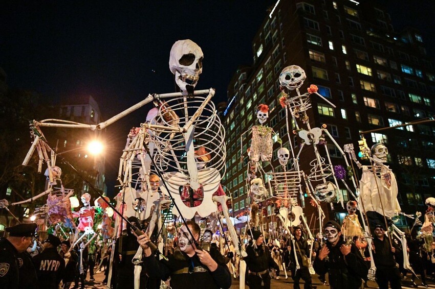 Убийство на вечеринке для взрослых, опасный косплей – как прошел Хэллоуин во всем мире