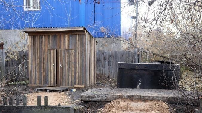 В Тайшете для трех многоквартирных домов построили уличные туалеты во дворах