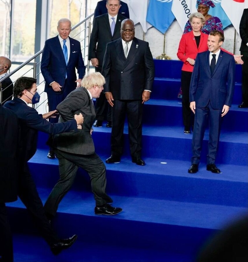 «Дайте я ему втащу!»: Макрон и Джонсон на G20