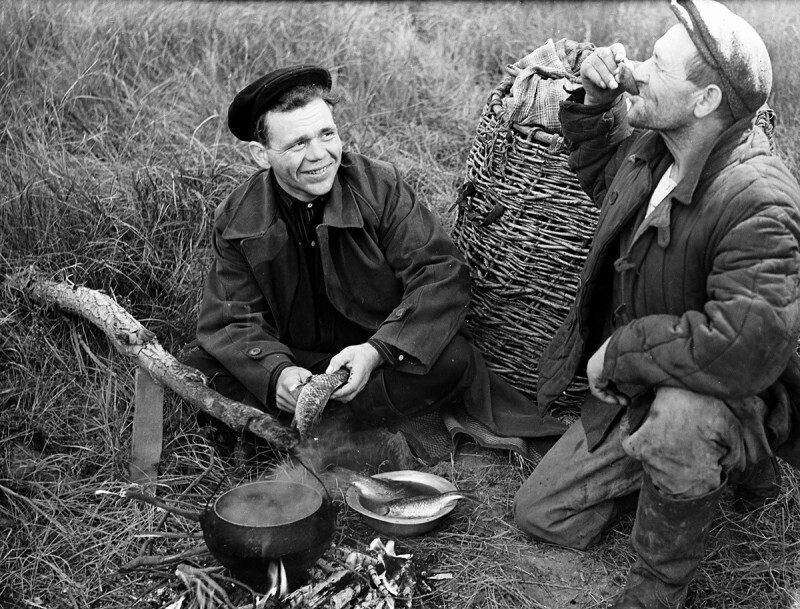 Ушица на озере у поселка Краснодонский. Валентин Хухлаев, 6 сентября 1959 года