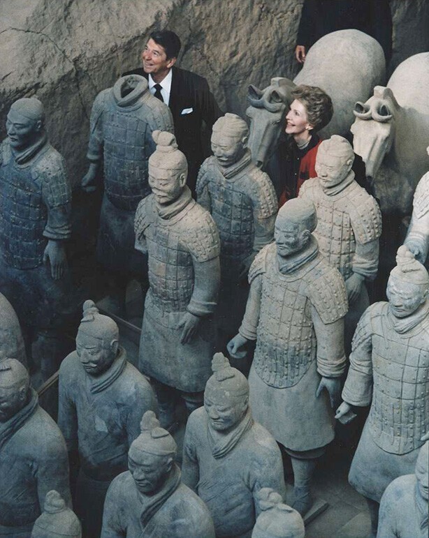 Нэнси и Рональд Рейган среди терракотовых воинов, Китай 1984 год