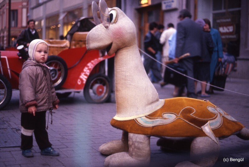 Ребенок с персонажем известного советского мультфильма на Арбате в Москве, 1991 год