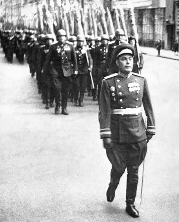 Генерал-майор Леонид Брежнев на первом Параде Победы, Москва, 1945 год