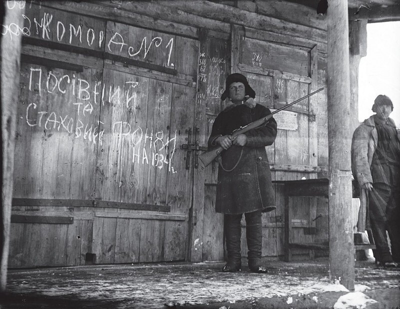 Вооруженный комсомолец охраняет амбар с зерном, село Ольшаны, Харьковская обл. 1933 год