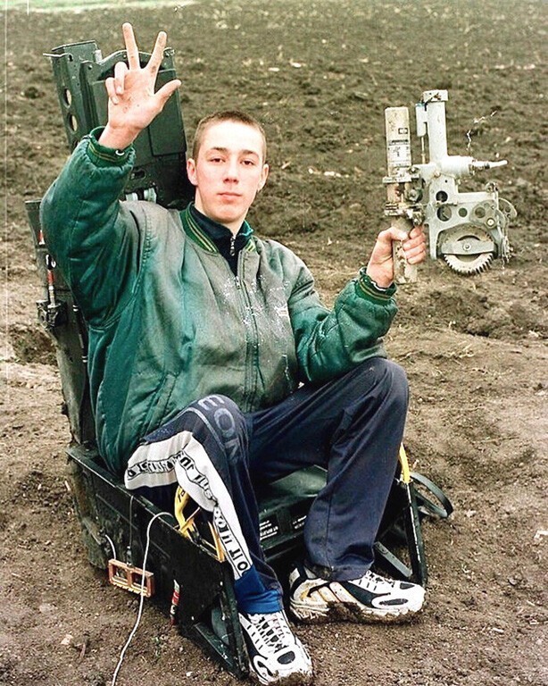Серб позирует в катапультном кресле F-117 Nighthawk после того, как тот был сбит недалеко от Бужановци, Сербия, 1999 год