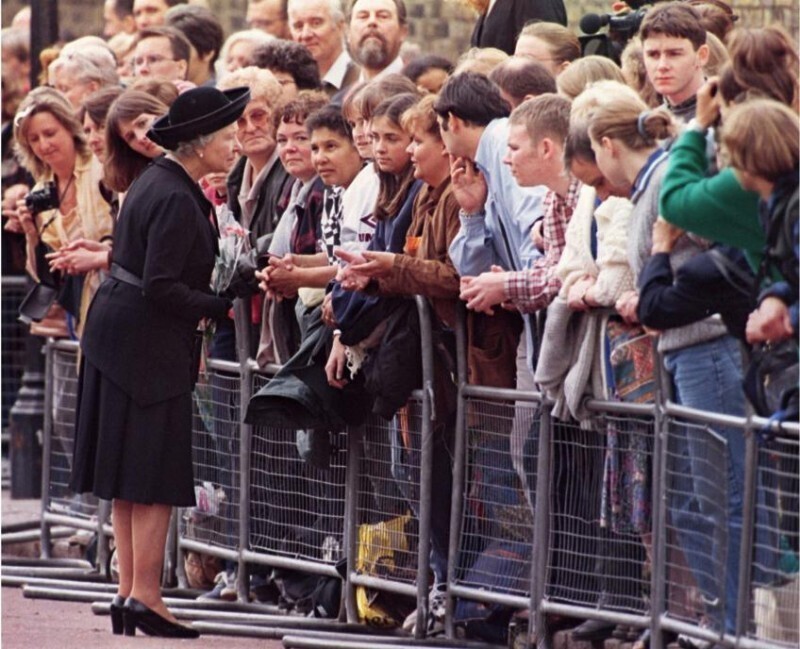 Королева Елизавета II принимает соболезнования возле дворца Сент-Джеймс во время похорон принцессы Дианы. Лондон. Великобритания. 1997 год