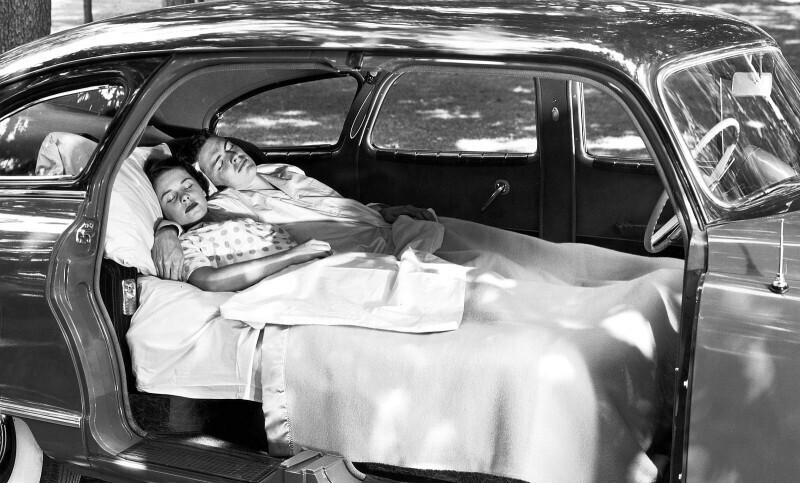 Демонстрация как можно спать в автомобиле. 1949 год