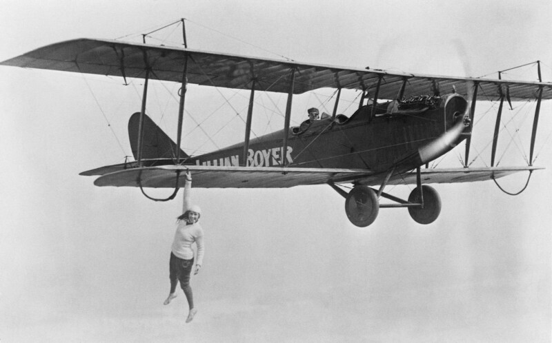 Женщина-каскадер Лиллиан Бойер исполняет трюк. 1923 год