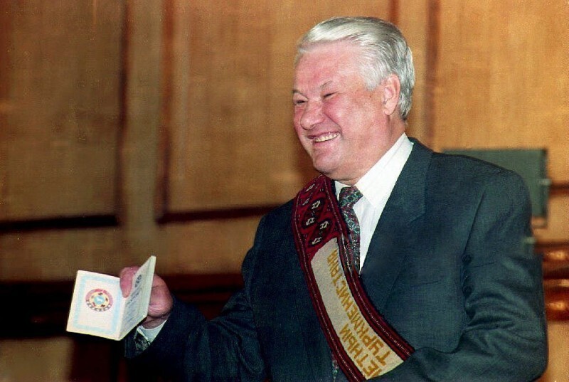 Борис Ельцин показывает свой туркменский паспорт, 1993 год, Туркменистан