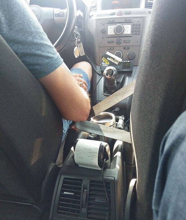 Краковский таксист не любит ремни безопасности и перекрывает датчик с помощью пассажирского ремня. А чем, интересно, пристегнется пассажир?