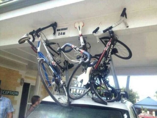 Когда везешь домой велосипеды с дачи, главное - не забыть об этом по дороге!