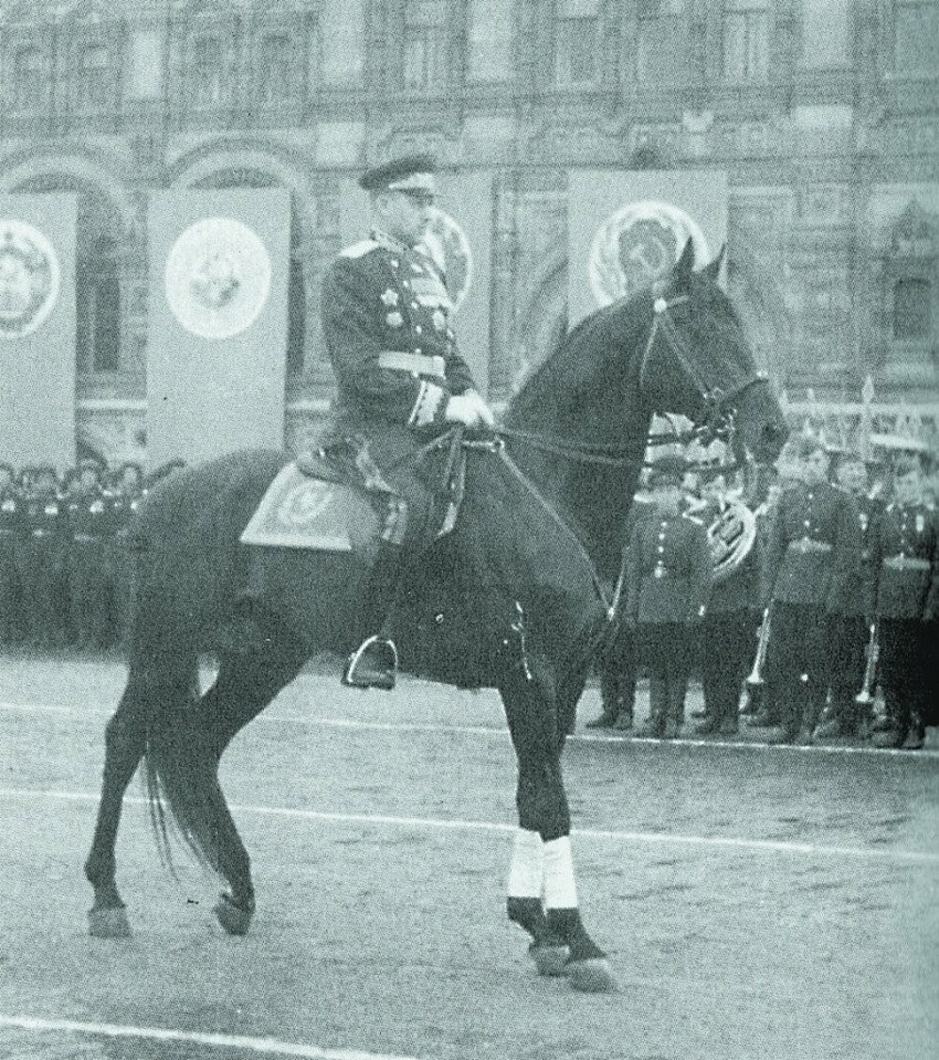 Печальная участь лошади, на которой Рокоссовский командовал Парадом Победы