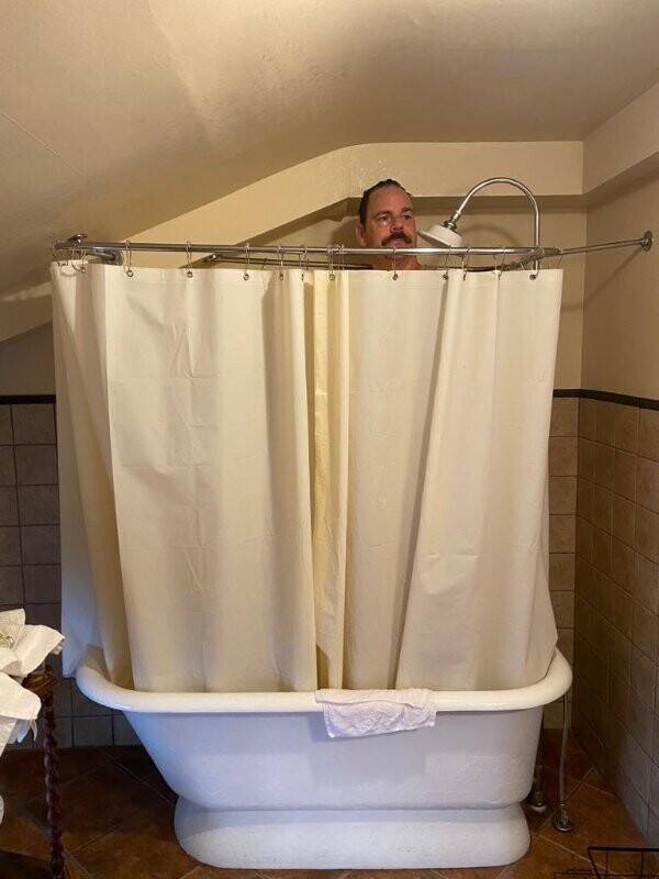 3. "Пытаюсь насладиться душем в квартире, снятой на Airbnb"