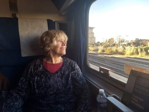 "Моя бабушка впервые с 18-летнего возраста едет на поезде"