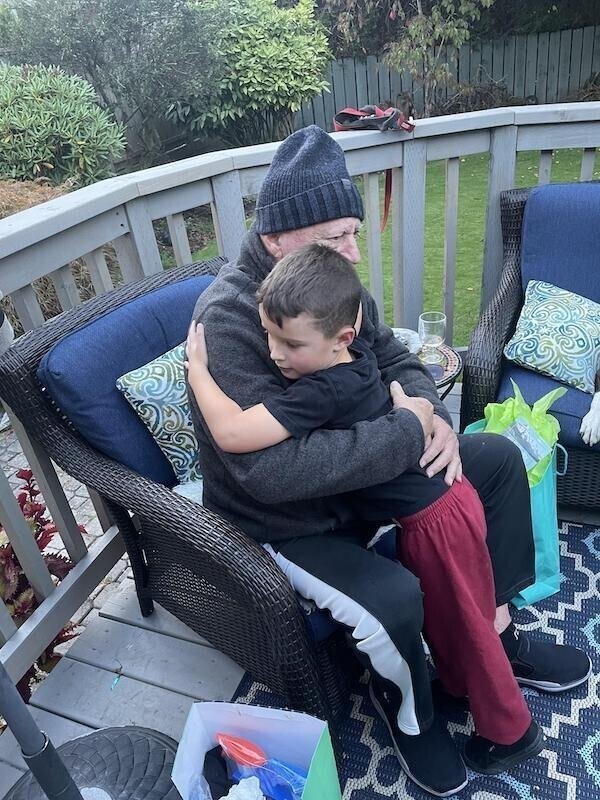 "Мой 90-летний дед, страдающий деменцией, обнимает моего сына. Большую часть времени он не может нас вспомнить, но когда сын обнял его, дед сказал: "Я люблю этого ребенка. Я рад его видеть"