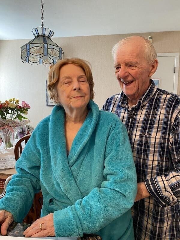 "Моя бабушка только что вернулась домой после операции на бедре. Она не видела дедушку около месяца, и они очень скучали. Их улыбки бесценны!"