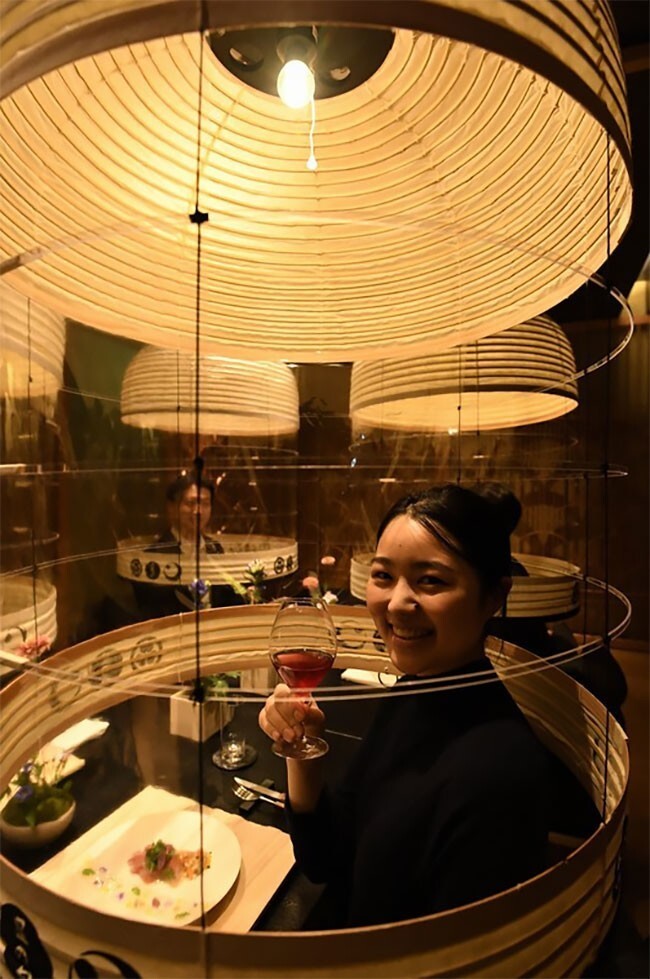 Ресторан в Токио предлагает гостям необычную защиту от коронавируса: фонарики