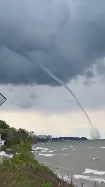 Водяной смерч на озере Эри, США 