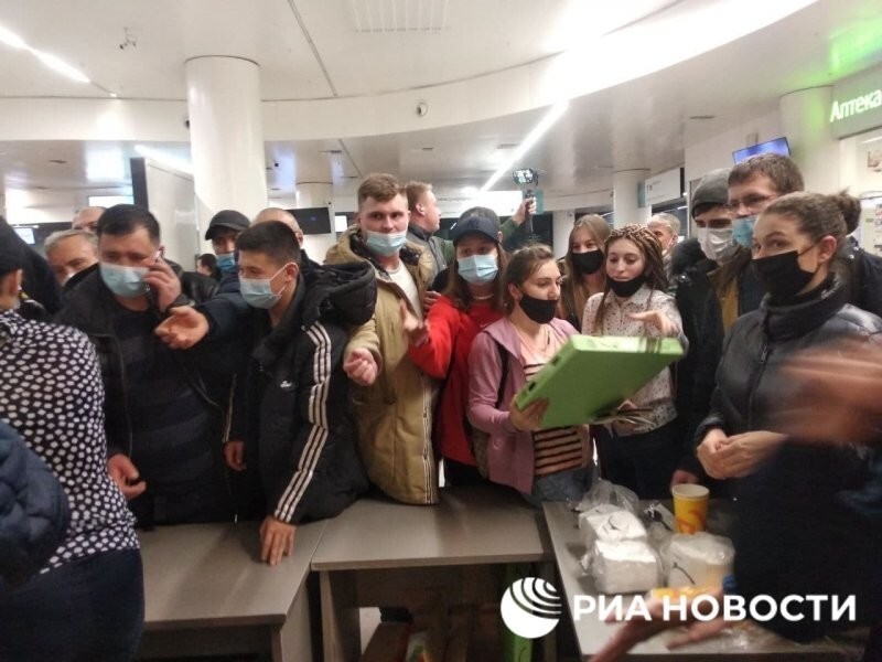11 часов заперты в самолете: пассажиры летевшие в Москву оказались в Нижнем Новгороде