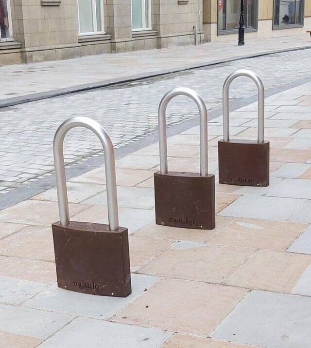 Парковка для велосипедов в виде замочков