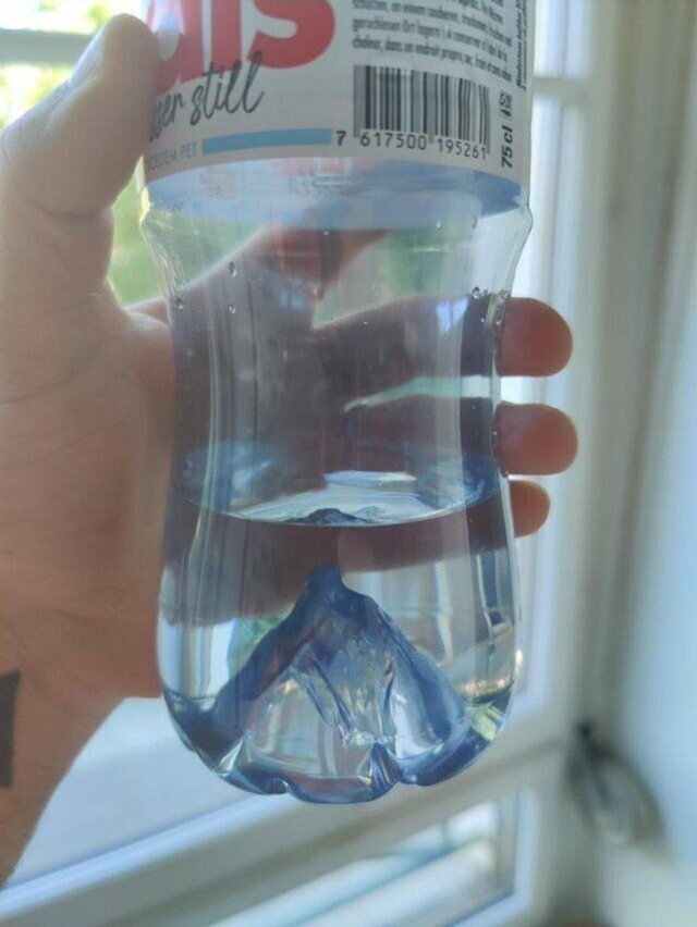 Гора на дне бутылки воды