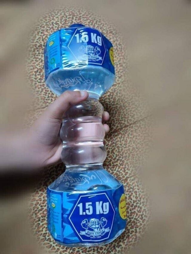 Бутылка воды с функцией гантели