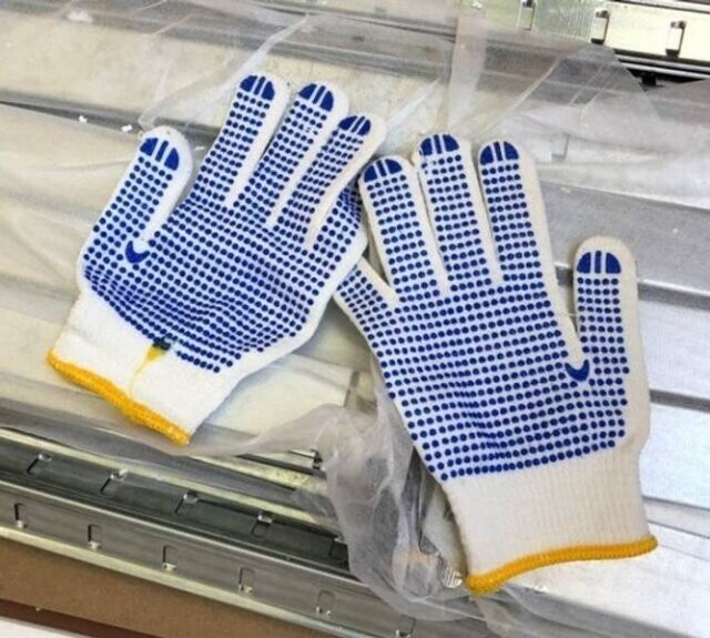 К полке прилагается пара перчаток, чтобы надеть их при установке