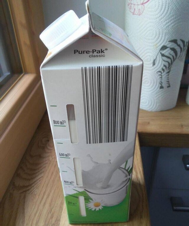 На упаковке видно, сколько миллилитров молока осталось внутри