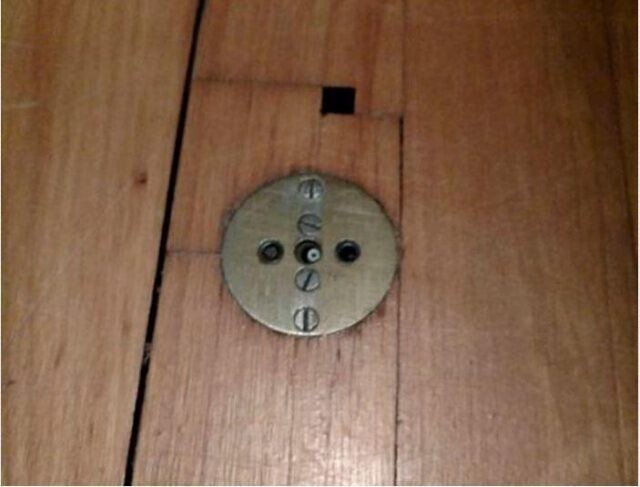 Кнопка для вызова дворецкого, спрятанная в полу