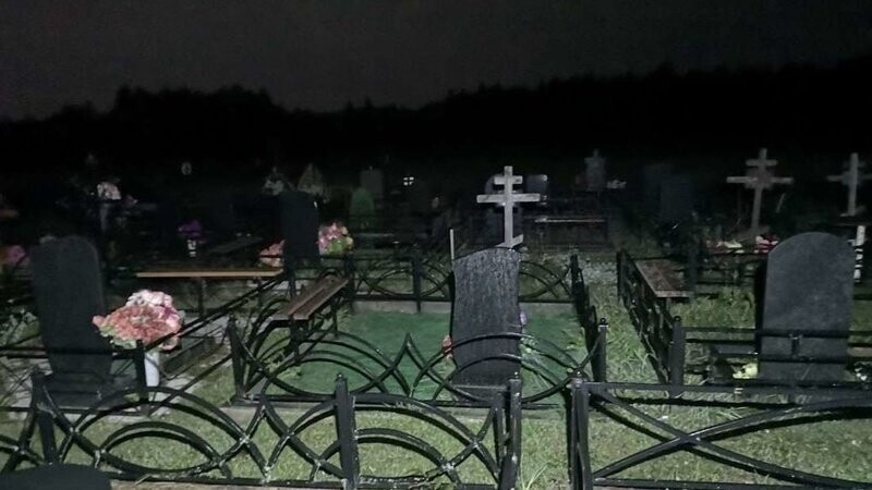 Могильный полиграф: ночь, кладбище, фонарь, ограда