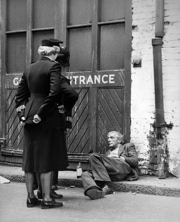 Двое полицейских болтают с бездомным и пытаются помочь ему в Лондоне, Великобритания, 17 августа 1959 год