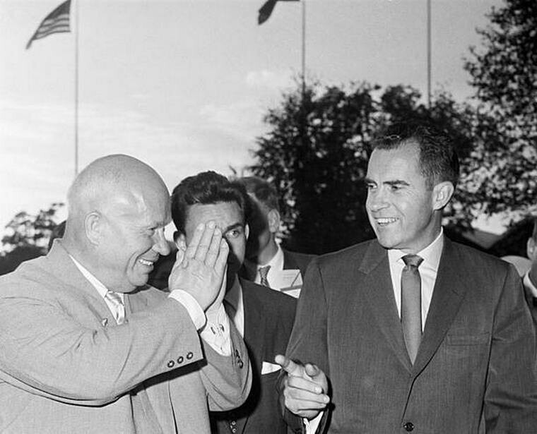 Вице-президент США Ричард М. Никсон грозит пальцем советскому лидеру Никите Хрущеву, который сжимает руки, как бы прося избавления, во время их экскурсия по американской выставке в парке «Сокольники» 24 июля