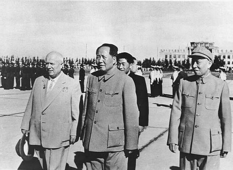 Никита Хрущев, Мао Цзэдун и Лю Шаоци обсходят китайские войска в аэропорту Пекина, октябрь 1959 года. Советская делегация присутствовал на церемониях, посвященных 10-летию КНР