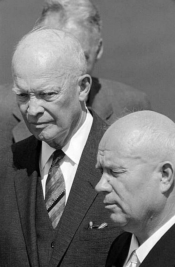 Президент Эйзенхауэр и советский лидер Никита Хрущева на авиабазе Эндрюс вскоре после прибытия советского лидера