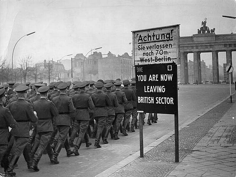 Советская рота почетного караула идет из британского сектора в Западном Берлине через Бранденбургские ворота на восток - 1959 год