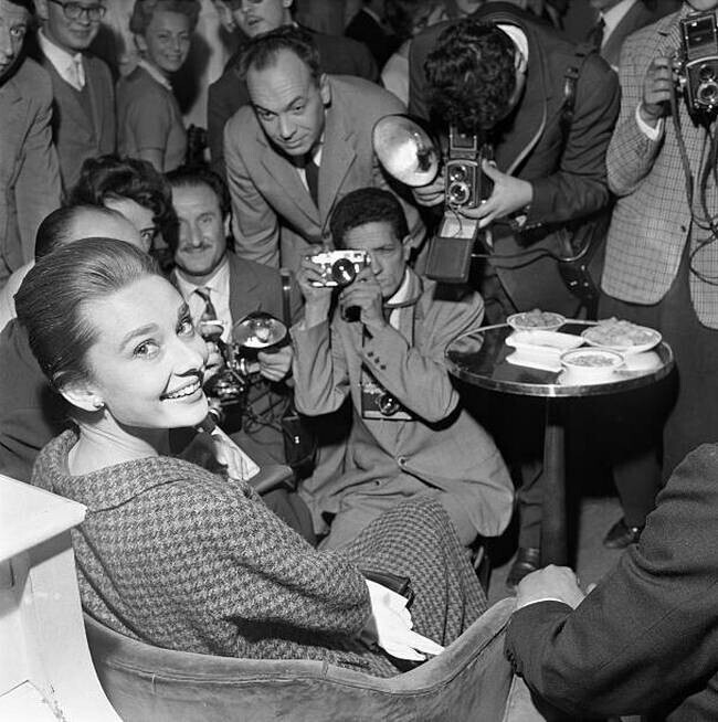 Одри Хепберн на пресс-конференции после анонса для журналистов своего последнего фильма «История монахини» в Риме, 1959 год