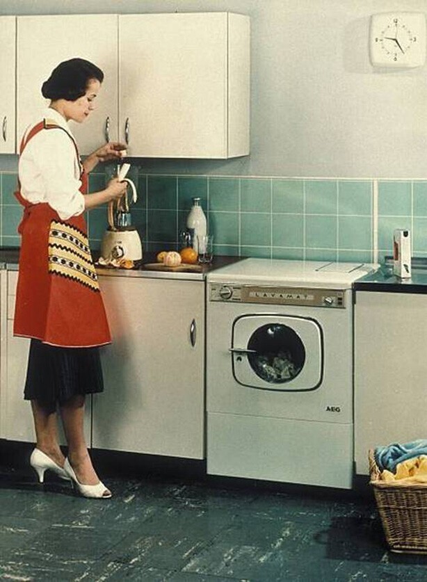 Новые технологии на кухне - немецкая домохозяйка со стиральной машиной и блендером - около 1958 год