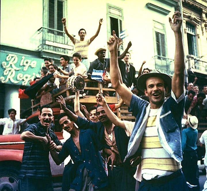 Ликующее население собирается на улицах Гаваны на грузовиках и пешком, пока Фидель Кастро и армия повстанцев направляются к городу.