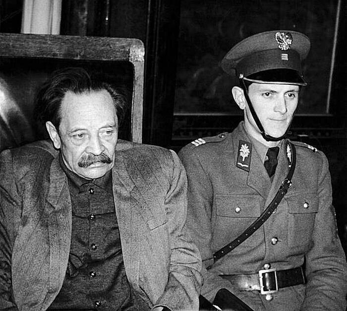 Эрих Кох, бывший гауляйтер Восточной Пруссии, на скамье подсудимых в суде в Варшаве, по приказу британцев, которые отказались от его экстрадиции, запрошенной Советским Союзом, 22 октября 1958 года