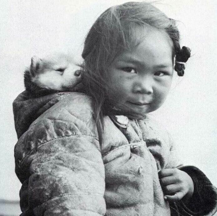 Девочка-инуитка с щенком хаски, 1920-е