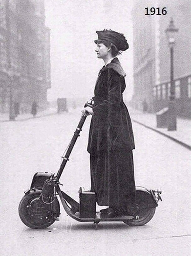 Английский общественный деятель и активистка Флоренс Присцилла, леди Норман, CBE, получила этот скутер в подарок.
