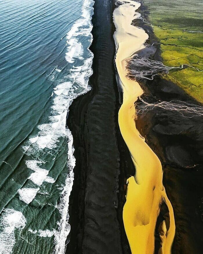 6. Исландская гармония: синее море, черный пляж, желтая река и зеленые поля
