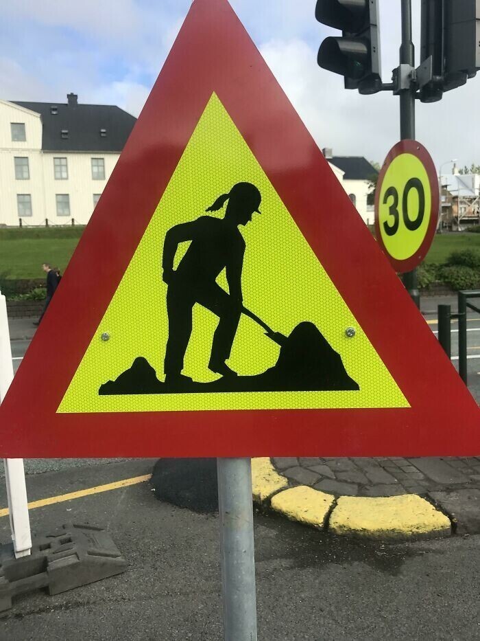 16. На знаках дорожных работ в Рейкьявике, Исландия, изображена женщина