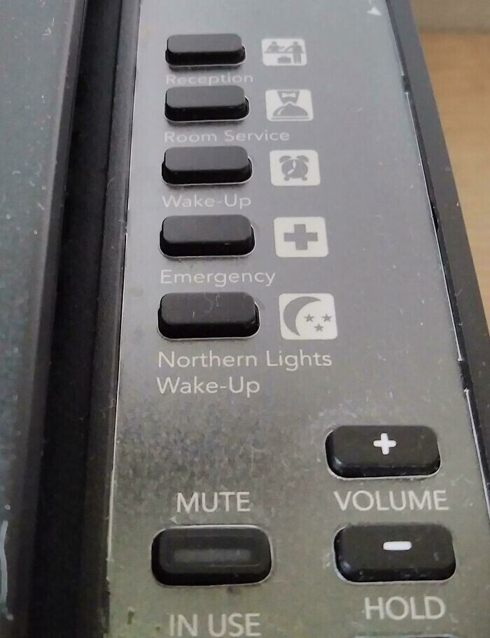 9. Телефон в гостиничном номере со специальной кнопкой. Она разбудит вас, если в небе появилось северное сияние
