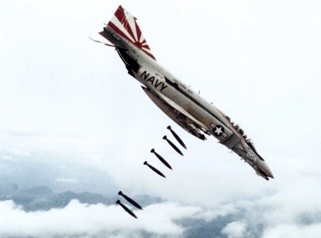 Ноябрь 1971 года. «Фантом» F-4B с авианосца Coral Sea сбрасывает бомбы над Вьетнамом.