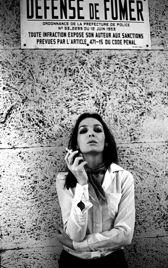 Ноябрь 1971 года. Франко-швейцарская певица и актриса Мари Лафоре под табличкой, запрещающей курение в этом месте. Фото Giancarlo Botti.