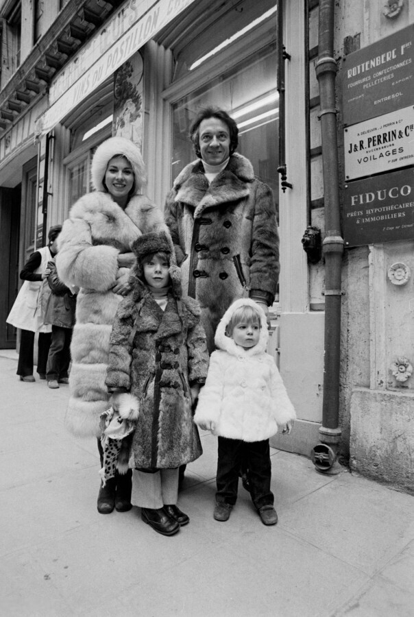 Ноябрь 1971 года. Париж, Монматр. Французский актёр Жан-Пьер Кассель с женой и детьми. Фото Giancarlo Botti.